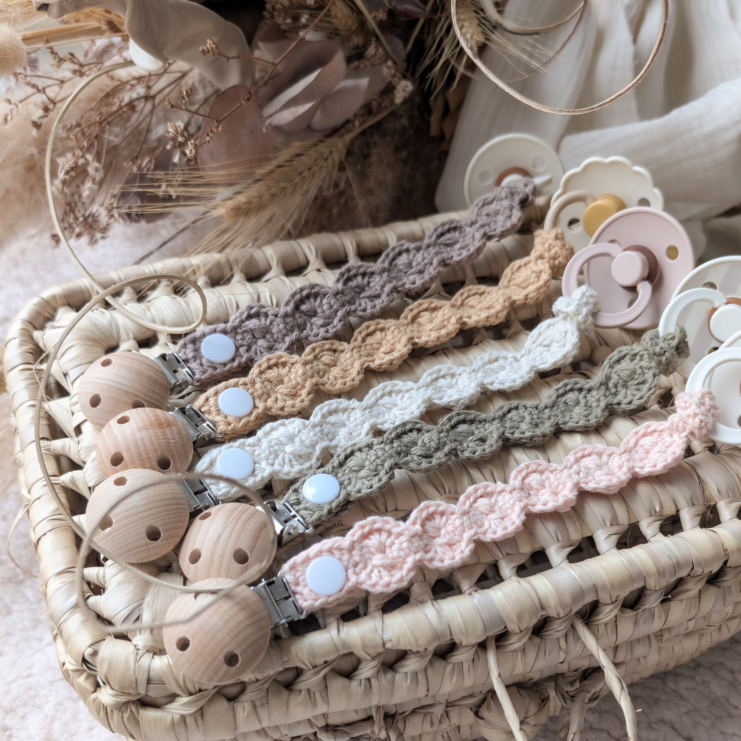 Attache tétine en crochet